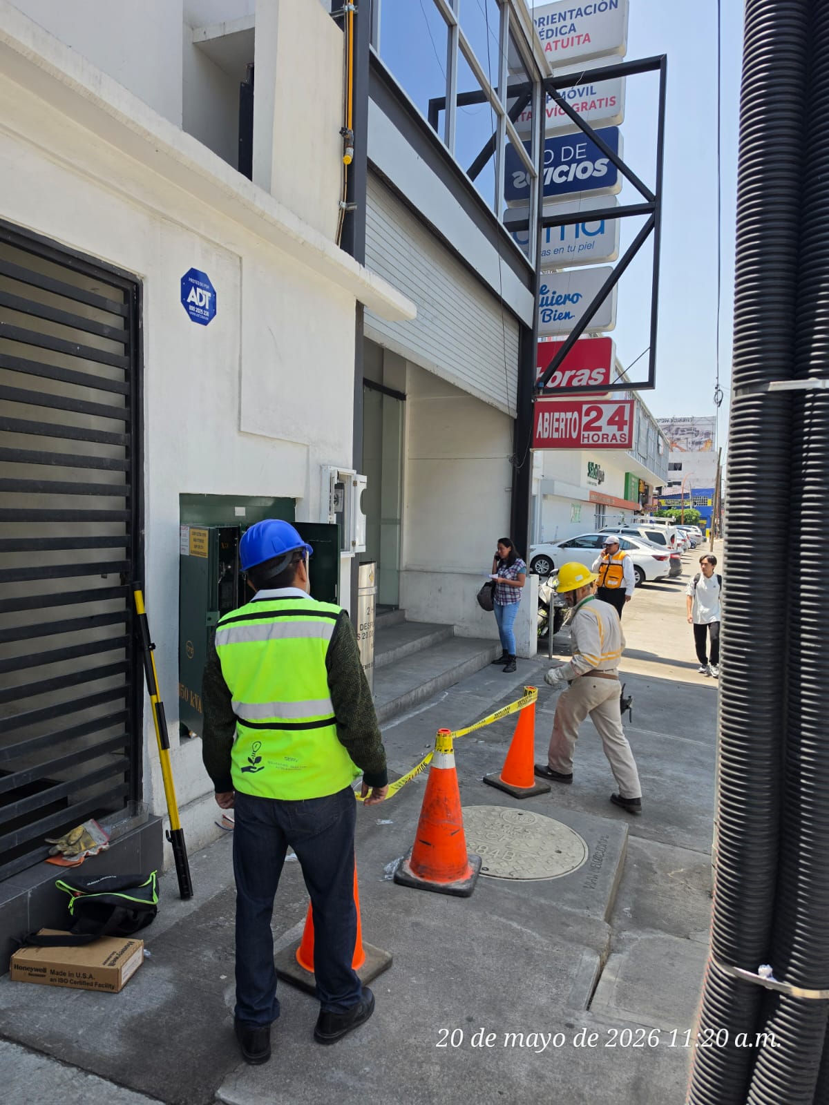 Especialistas de SEIRV revisando una instalación eléctrica