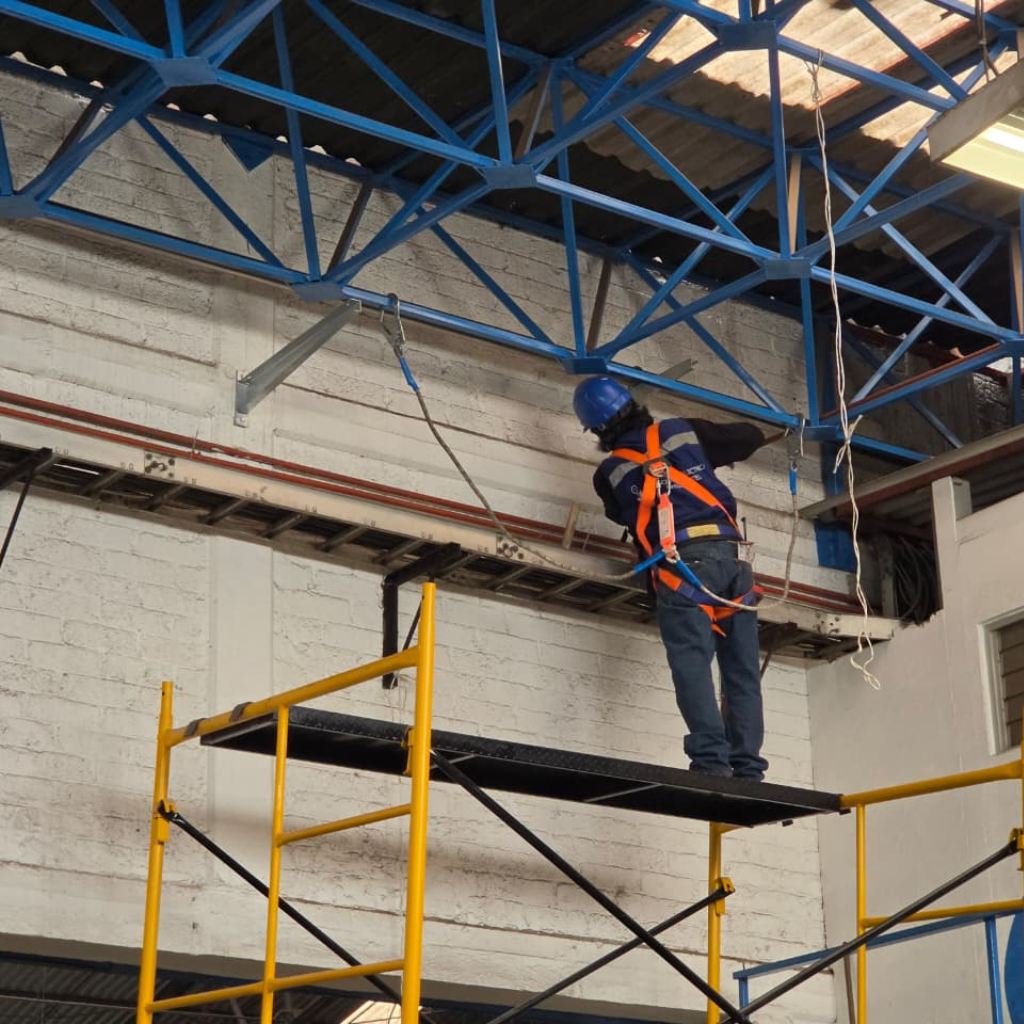 Personal de SEIRV realizando instalación eléctrica en sitio