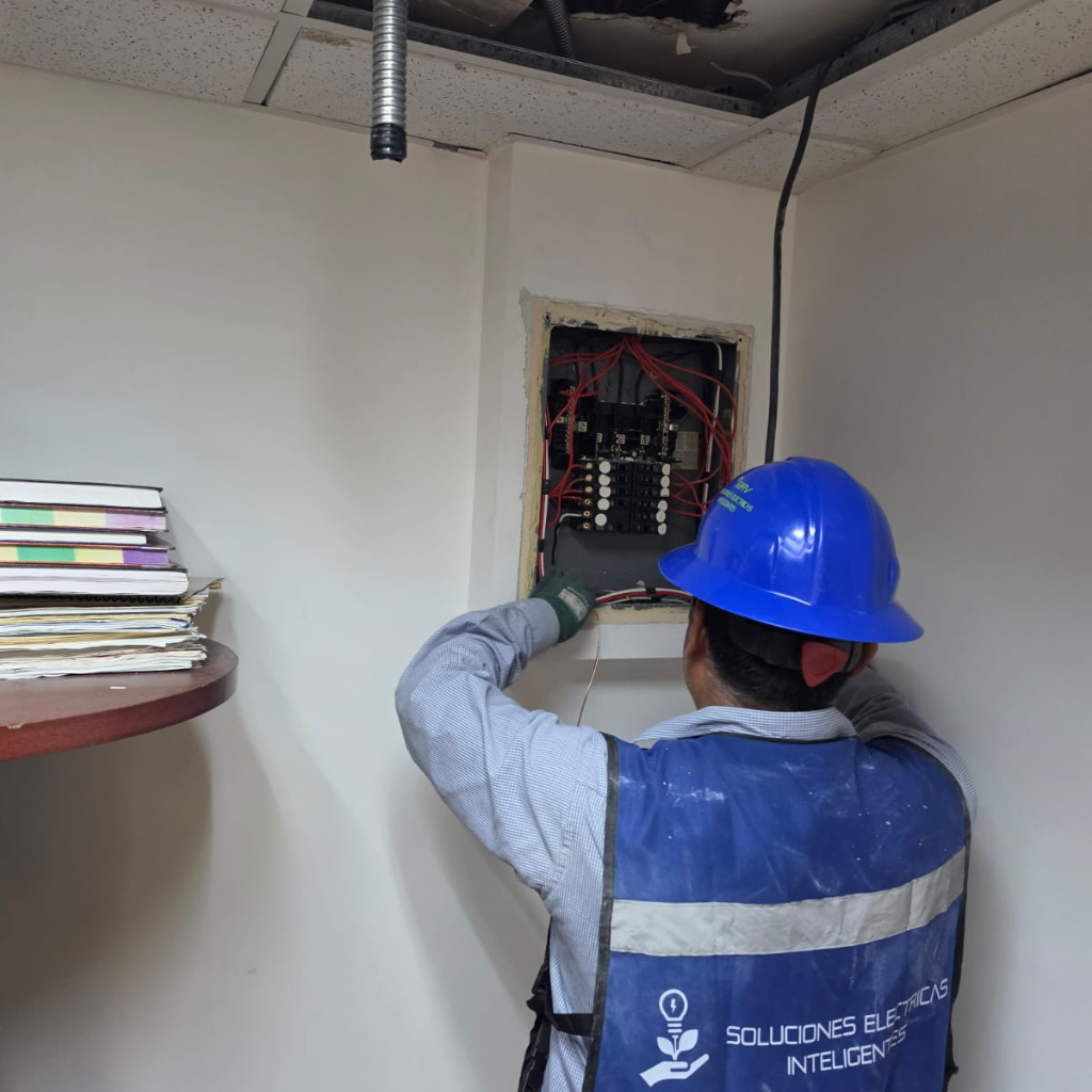 Personal técnico de SEIRV trabajando en gabinete eléctrico