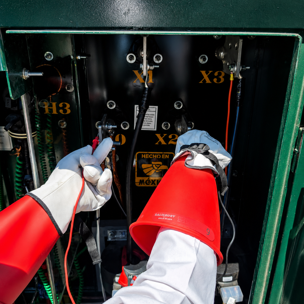 Pruebas de medición eléctrica con equipo de seguridad