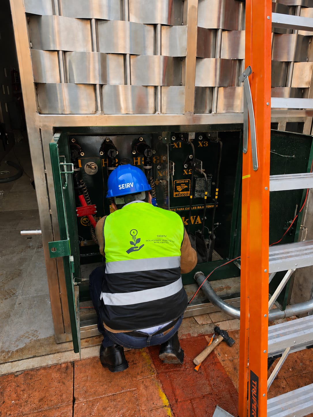 Trabajo eléctrico SEIRV en campo